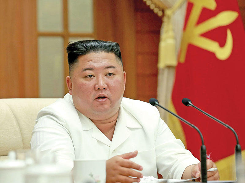 الزعيم الكوري الشمالي كيم جونغ 