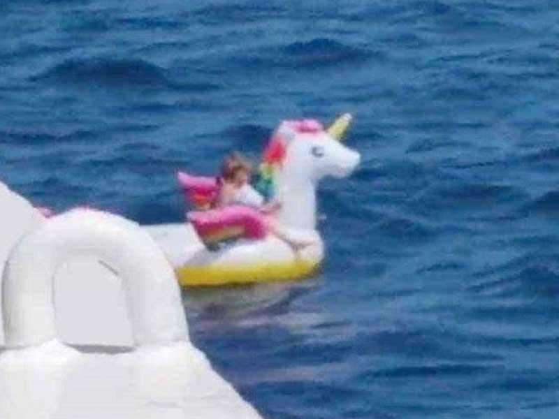 الطفلة التائهة على سواحل بلدة أنتيريو في خليج كورينث باليونان