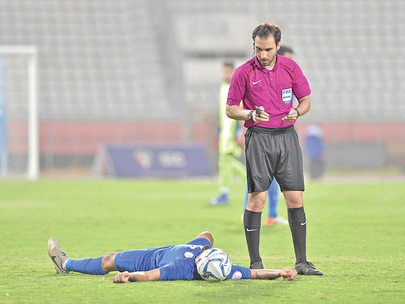 عمار اشكناني يتحدث مع لاعب الشباب