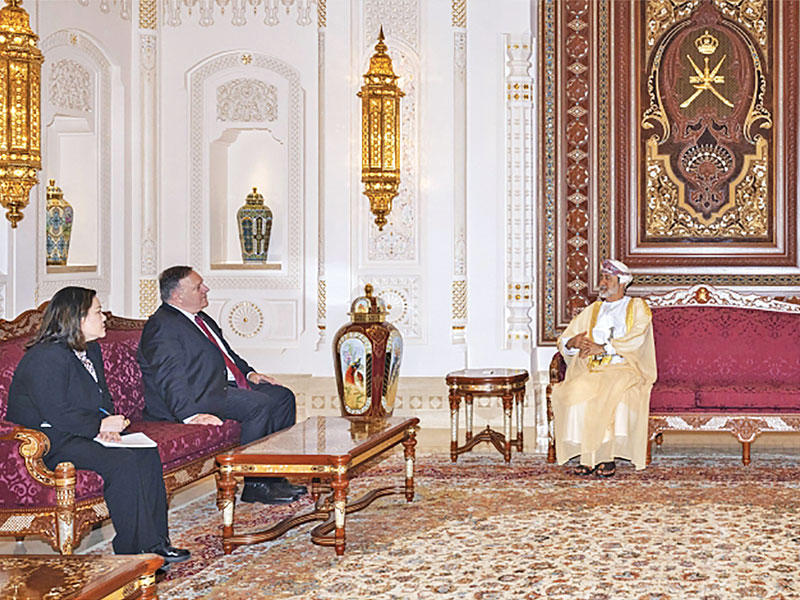  سلطان عُمان مستقبلاً بومبيو في قصر البركة أمس    (ا ف ب)