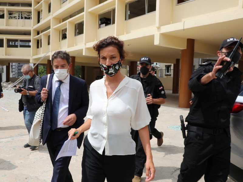 المديرة العامة لليونسكو ، أودري أزولاي ، تمشي في مدرسة حكومية تضررت في انفجار هائل في منطقة ميناء بيروت