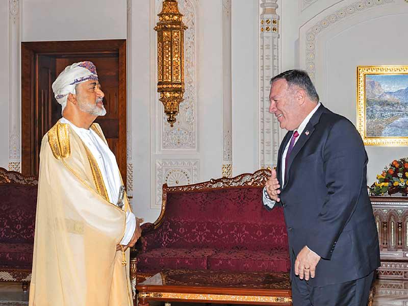 سُلطان عُمان مستقبلاً بومبيو في قصر البركة أمس (ا ف ب)n