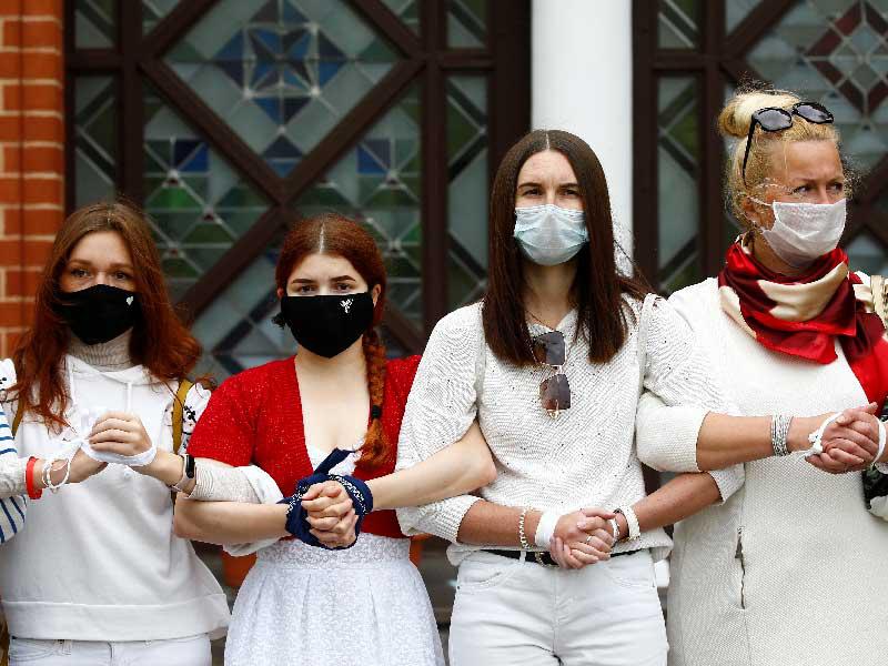 نساء يشكلن سلسلة بشرية أمام كنيسة القديسين سيمون وهيلينا خلال مسيرة ضد نتائج الانتخابات الرئاسية في ميدان الاستقلال في مينسك ، بيلاروسيا 