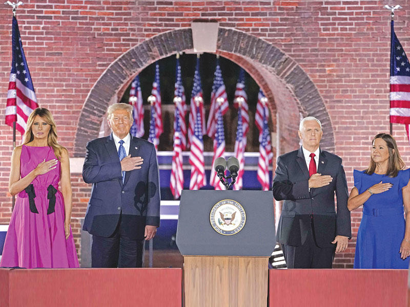 ترامب وزوجته ميلانيا مع بنس وزوجته كارين خلال المؤتمر الجمهوري في نصب فورت ماكهنري التذكاري أمس الأولt (أ ف ب)