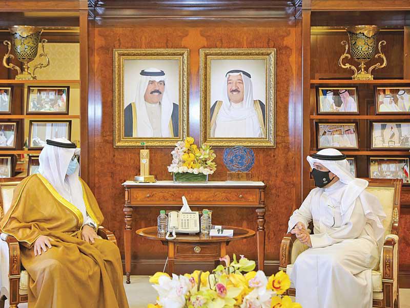 وزير الخارجية وزير الدفاع بالإنابة الشيخ د. أحمد الناصر مستقبلاً السفير السعودي أمس