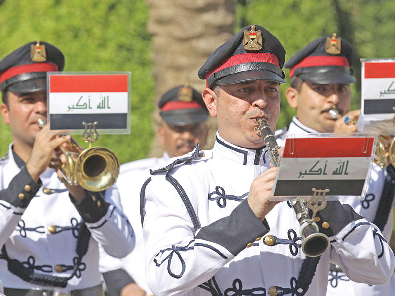 حرس الشرف خلال استقبال وزيرة الجيوش الفرنسية في بغداد أمس (أ ف ب)