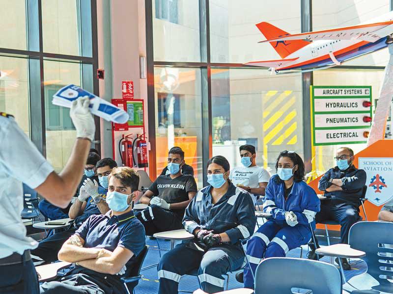 طلبة الكلية الأسترالية داخل الحرم الجامعي