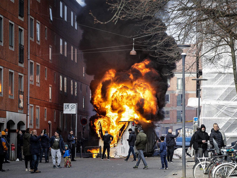 صدامات بعد حرق نسخة من القرآن الكريم خلال تجمع نظمته جماعة مناهضة للإسلام 