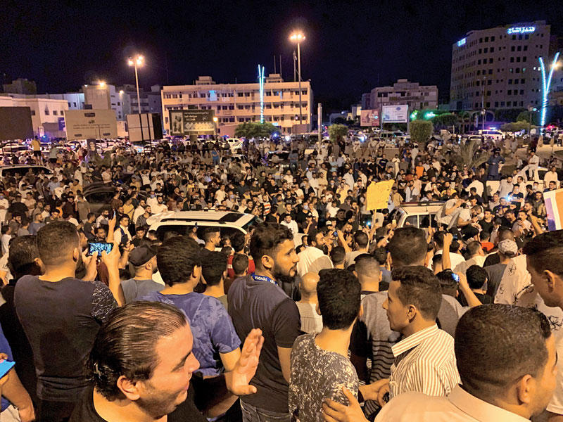 ليبيون يتظاهرون احتجاجاً على وقف السراج لباشاغا عن أداء مهامه في مصراتة أمس الأول  t(رويترز)