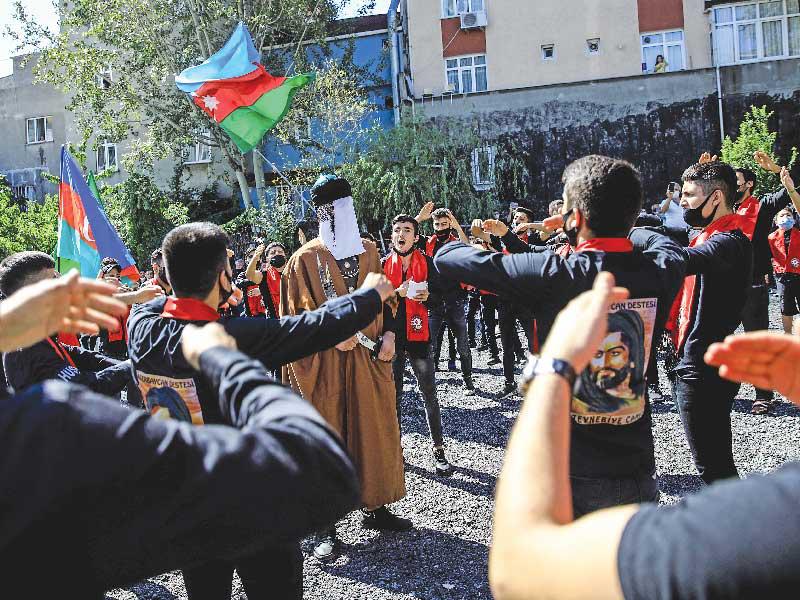 مسلمون شيعة يحيون طقوساً عاشورائية في إسطنبول أمس (رويترز)n