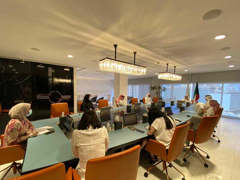  نائب رئيس مجلس الإدارة المدير العام للبنك، صلاح المضف خلال الاجتماع