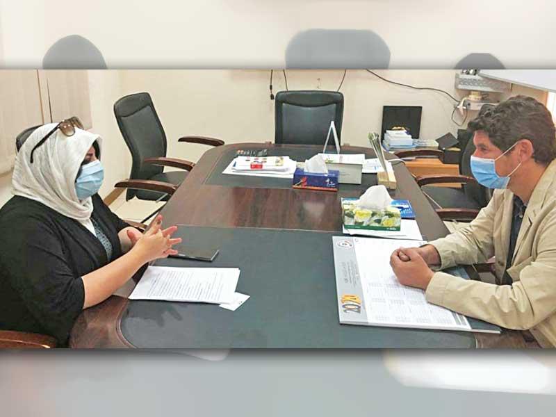 رئيسة الجمعية الكويتية لحماية البيئة د. وجدان العقاب ومستشار التعاون والعمل الثقافي الفرنسي سيدريك دوفي خلال اللقاء