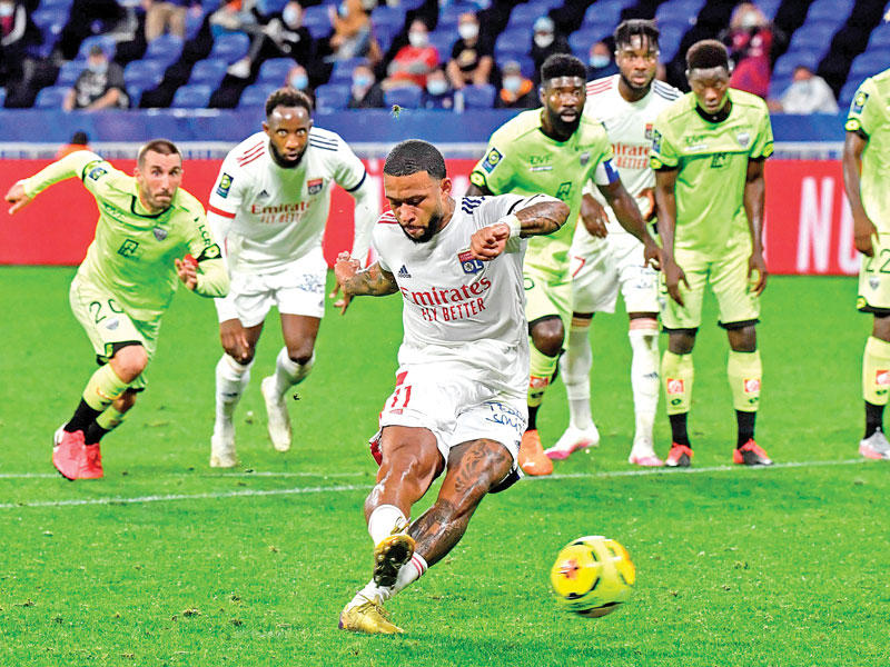 ديباي نجم ليون يسجل هدفاً من ركلة جزاء