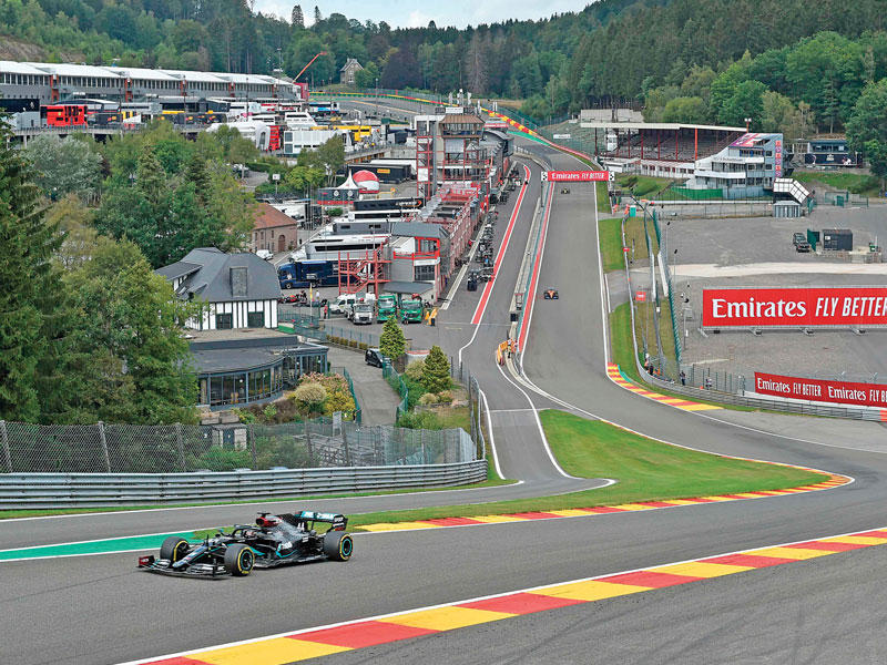 هاميلتون سائق مرسيدس خلال التجارب الحرة