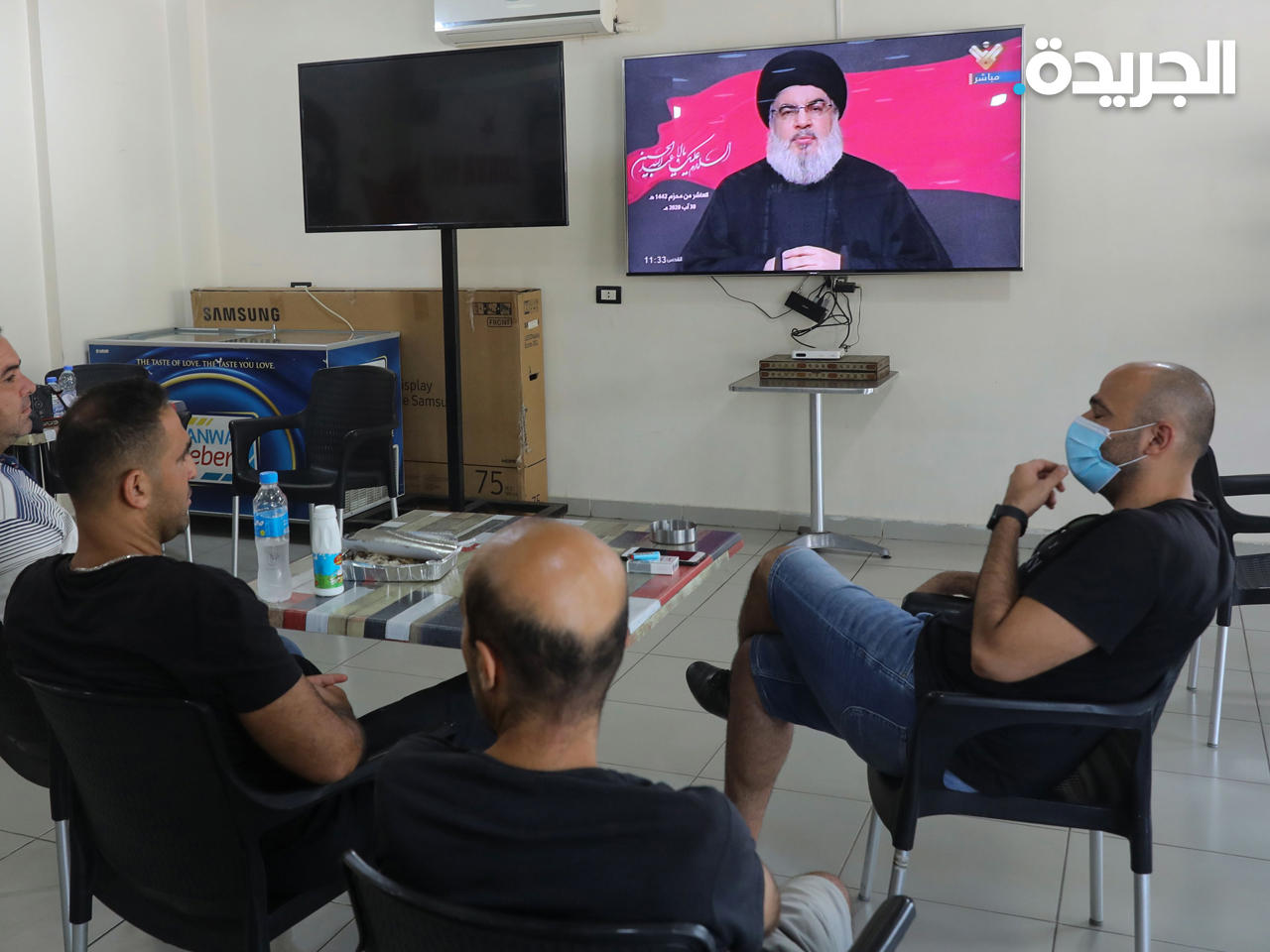 لبنانيون يتابعون كلمة الأمين العام لحزب الله حسن نصرالله