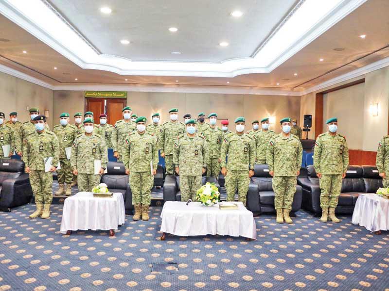 وكيل الحرس الوطني الفريق الركن هاشم الرفاعي يتوسط القادة المكرمين