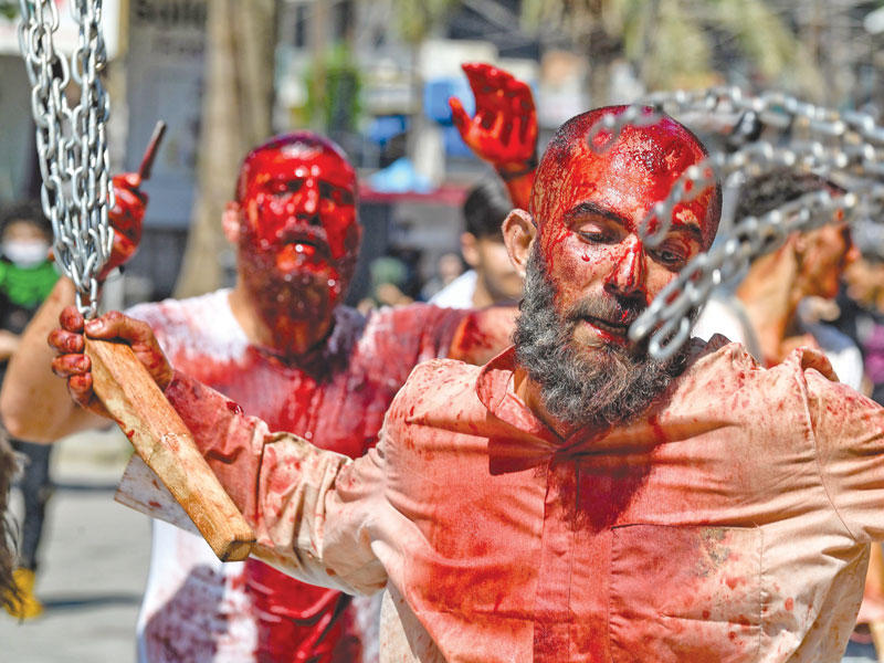 جانب من مراسم عاشوراء في مدينة النبطية جنوب لبنان أمس (أ ف ب)