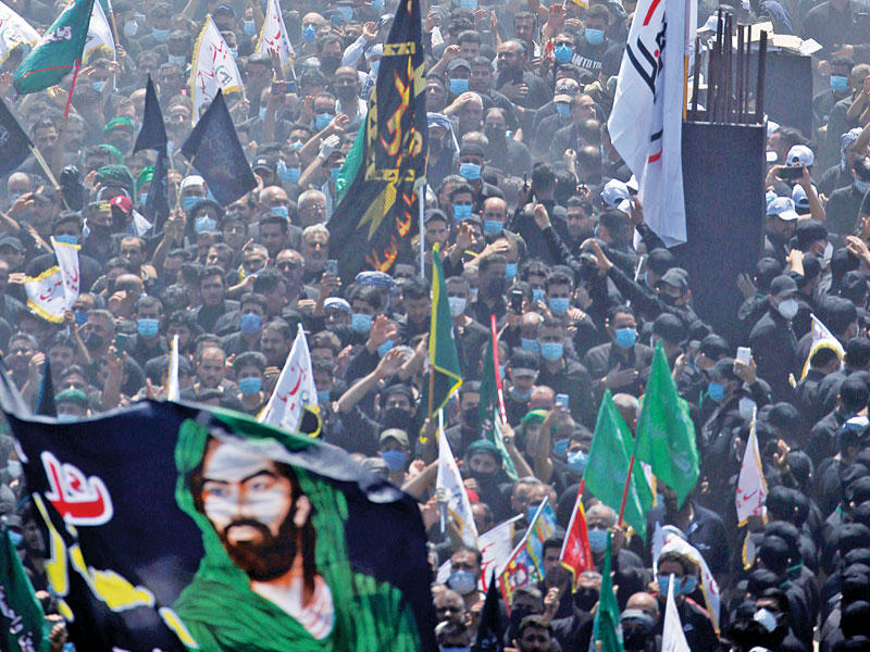 مسلمون شيعة يؤدون مراسم عاشوراء أمس في كربلاء     (رويترز)