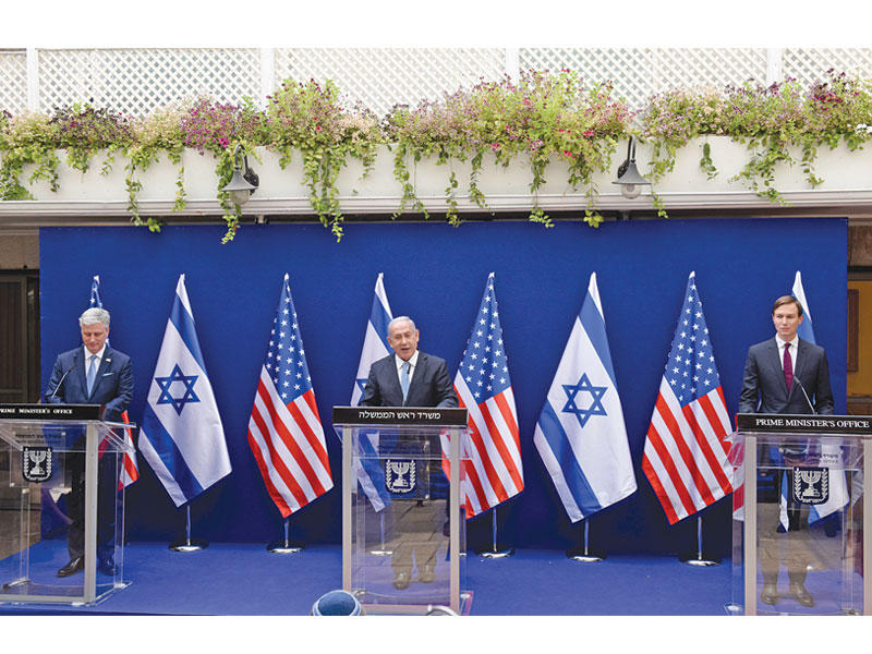 نتنياهو متوسّطاً كوشنر وأوبراين خلال مؤتمرهم الصحافي المشترك في القدس أمسt (رويترز)