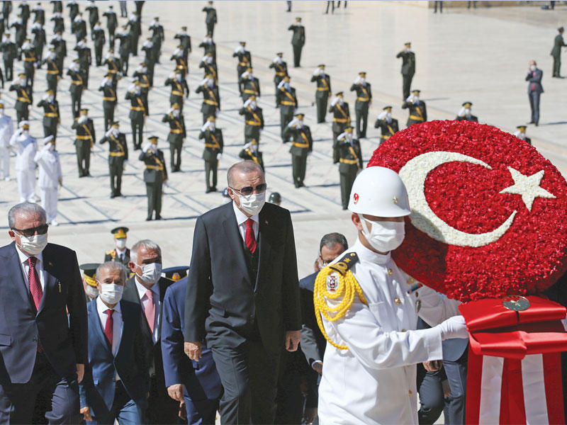إردوغان خلال مراسم بمناسبة «ذكرى النصر» عند ضريح أتاتورك في أنقرة أمس (رويترز)