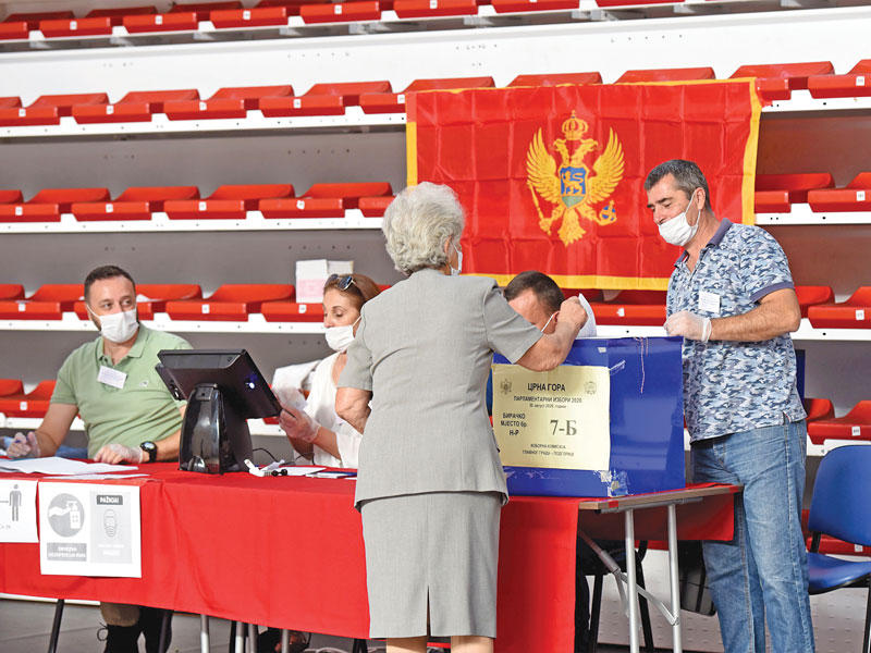 الناخبون في مونتينيغرو (الجبل الأسود) أمس