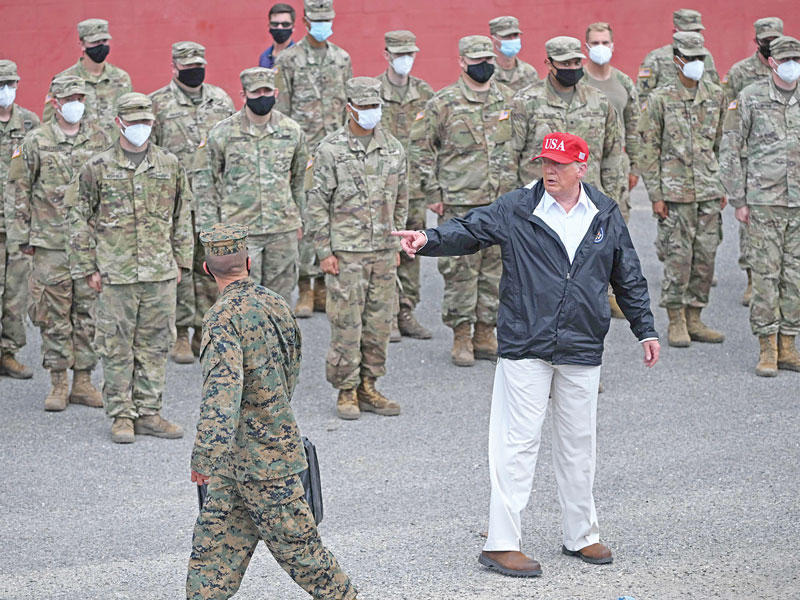 الرئيس الأميركي دونالد ترامب يتفقد الحرس الوطني في لايك تشارلز أمس الأول (أ ف ب)