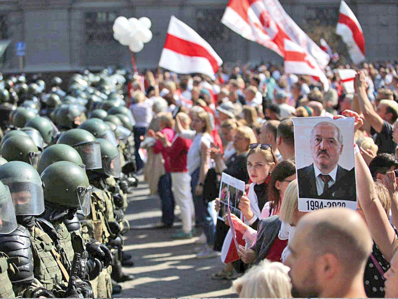 قوات أمنية كبيرة تغلق الطريق أمام متظاهرين يحاولون التقدّم في أحد شوارع مينسك أمس (رويترز)