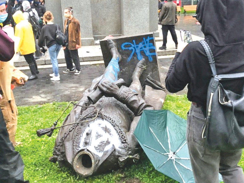 تخريب تمثال أول رئيس وزراء كندي في مونتريال