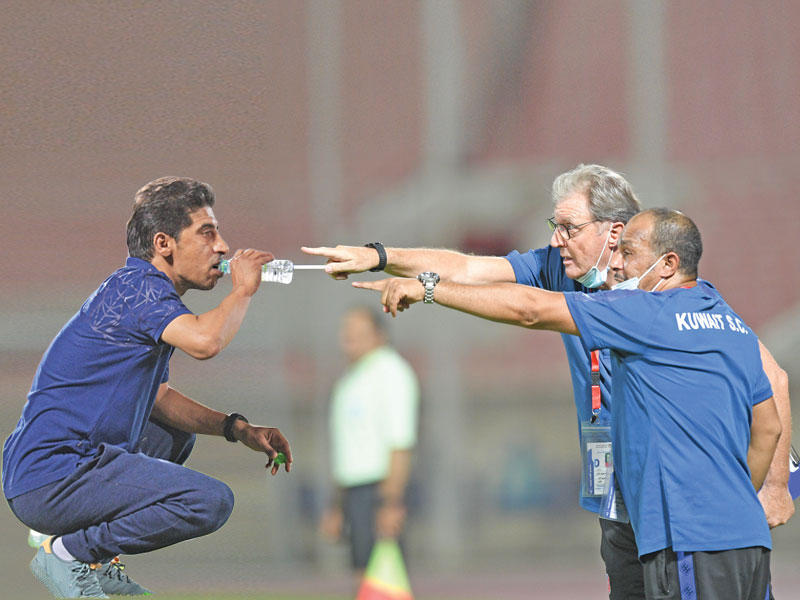 مدرب الكويت الهولندي رود كرول ومساعده وليد نصار - مدرب السالمية سلمان عواد