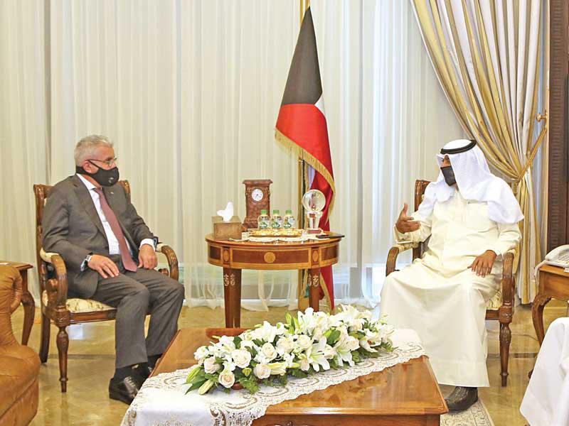  نائب وزير الخارجية خالد الجارالله خلال اجتماعه مع سفير فلسطين أمس