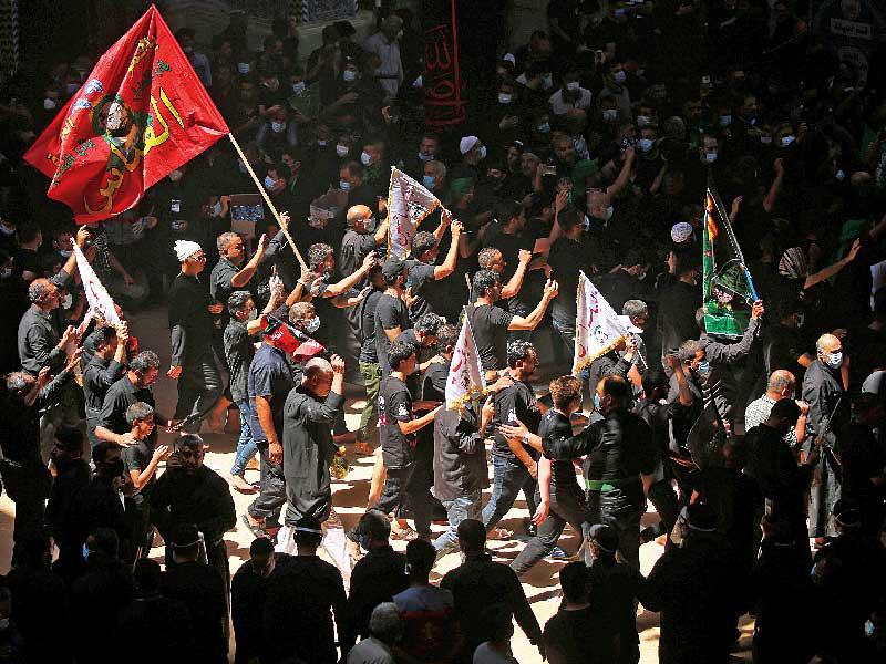 مسلمون شيعة يحيون ذكرى عاشوراء في كربلاء أمس (رويترز)n