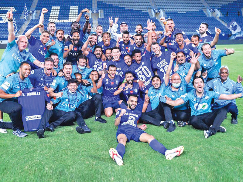 لاعبو الهلال في صورة جماعية بعد المباراة