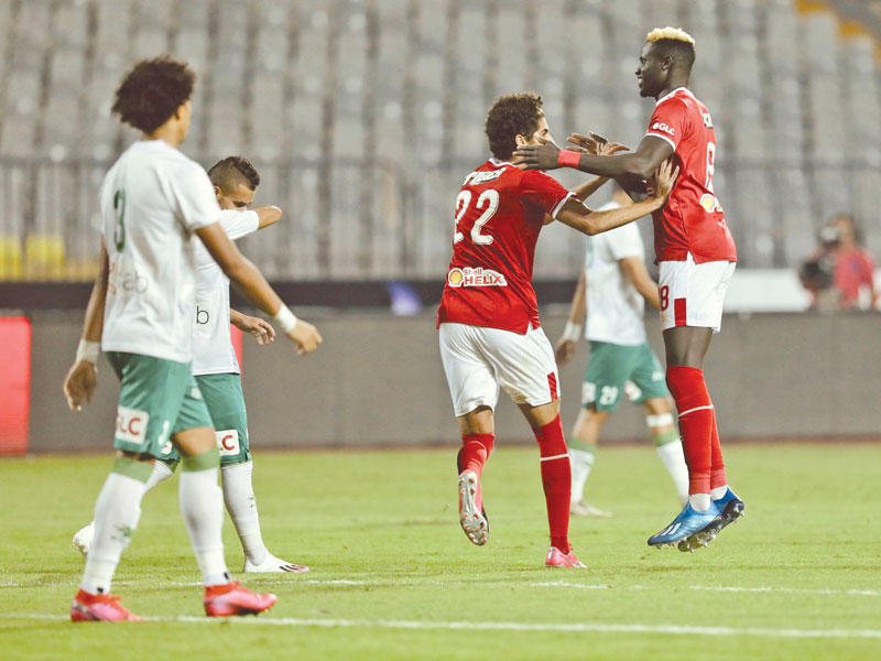 إليو بادجي يحتفل بهدفه في المباراة