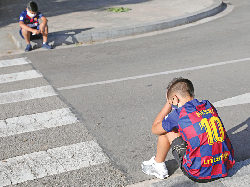 طفلان كانا في انتظار وصول ميسي إلى استاد كامب نو أمس