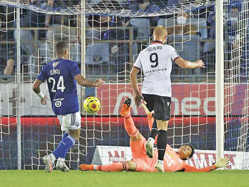 دولبرغ نجم نيس يحرز هدفاً في مرمى ستراسبورغ