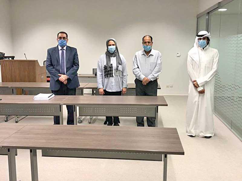  طالب الماجستير محمود الحسن مع لجنة المناقشة