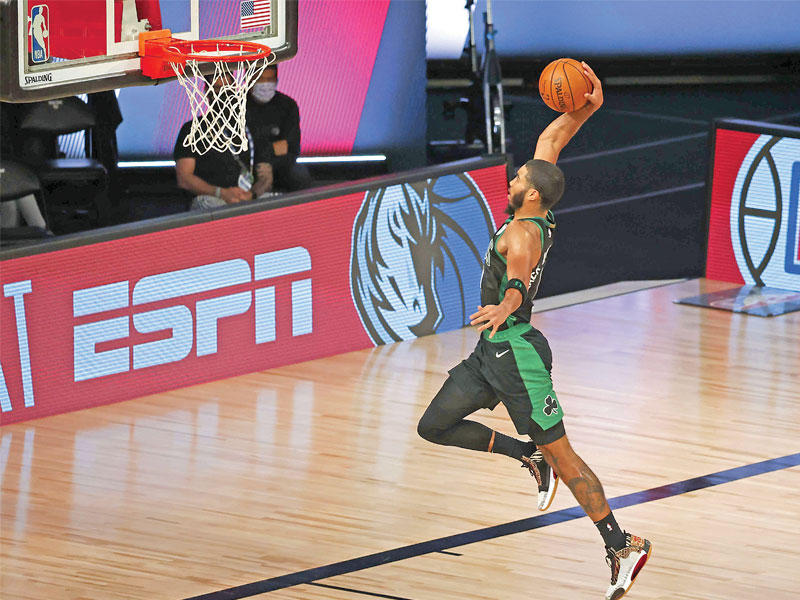 تاتوم نجم بوسطن يسجل في سلة تورونتو