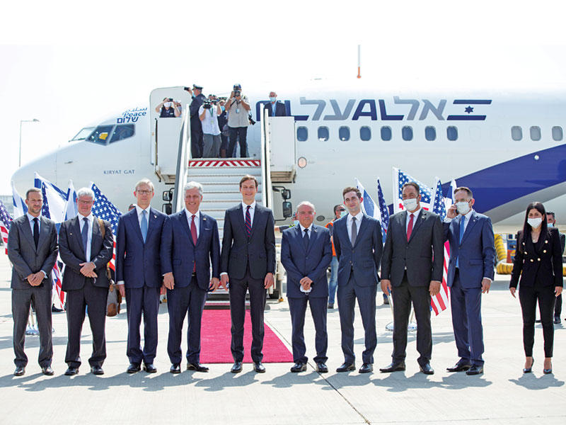 الوفد الأميركي الإسرائيلي في مطار بن غوريون قرب تل أبيب قبل المغادرة إلى أبوظبي أمس (رويترز)