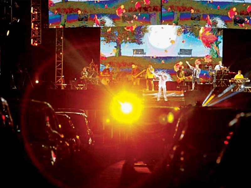  فرقة البوب الإندونيسية كاهيتنا تحيي حفل للجمهور في السيارات