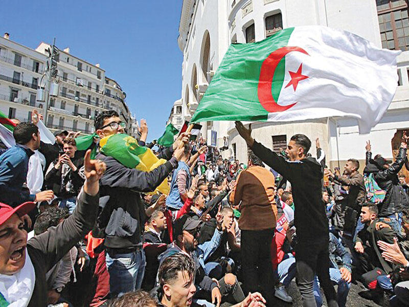 الجزائر تفرج عن أحد رموز الحراك