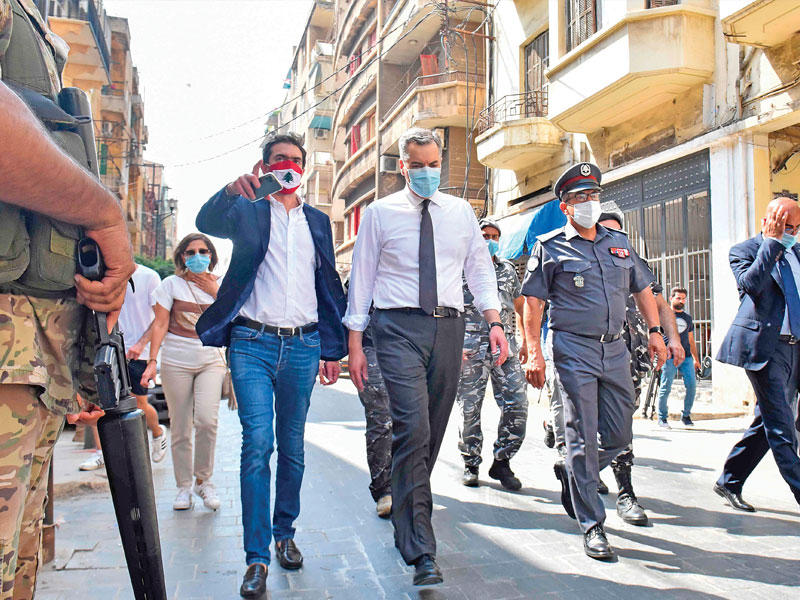 مصطفى أديب يتفقد أضرار انفجار مرفأ بيروت بعد تكليفه أمس    (أ ف ب)