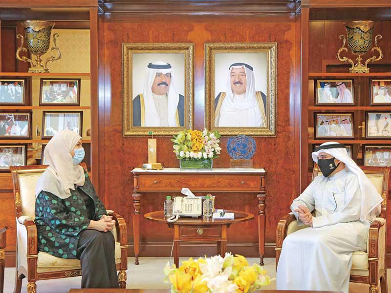  وزير الخارجية وزير الدفاع بالإنابة الشيخ د. أحمد الناصر مستقبلاً رئيس بعثة المنظمة الدولية للهجرة لدى الكويت إيمان عريقات أمس