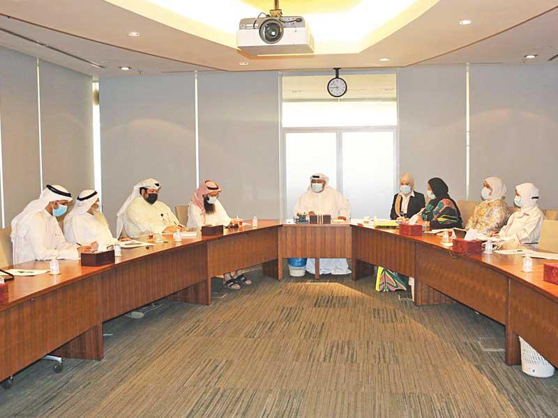 الوكيل المساعد للتعليم العام أسامة السلطان خلال الاجتماع