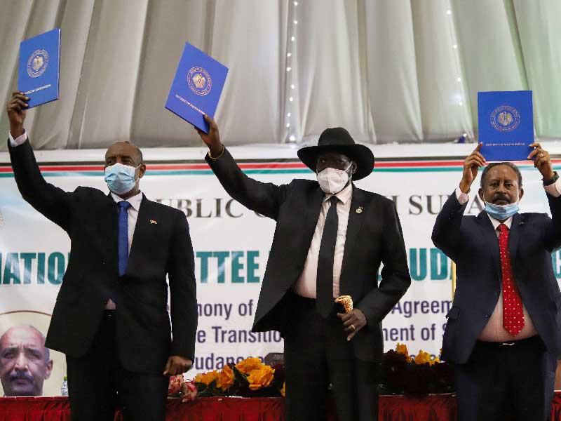 رئيس المجلس السيادي السوداني اللواء عبد الفتاح البرهان ، ورئيس جنوب السودان سلفا كير ، ورئيس الوزراء السوداني عبد الله حمدوك يرفعون نسخًا من اتفاق سلام