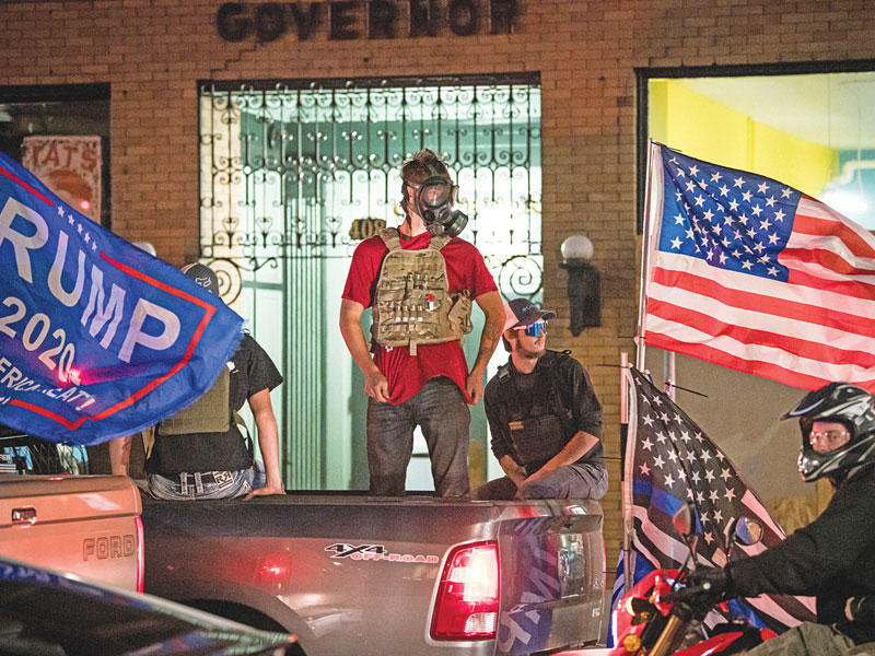 مؤيدون لترامب خلال مسيرة في بورتلاند أمس الأول (رويترز)