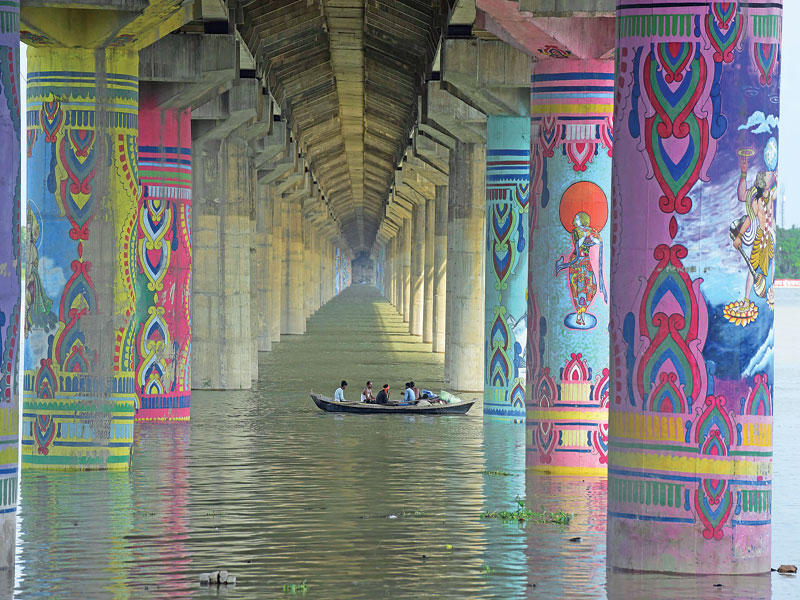 هنود في مدينة الله آباد يتنقلون بقارب في نهر الغانج الذي ارتفع منسوبه أخيراً بسبب الفيضان                (أ ف ب)