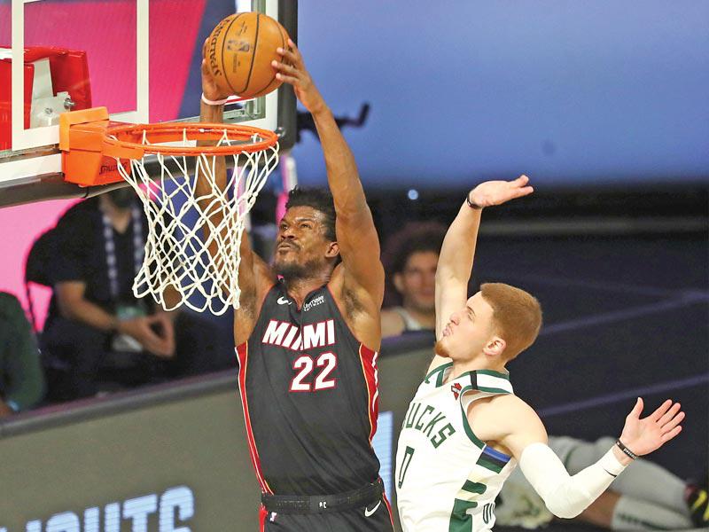 جيمي باتلر نجم ميامي يسجل في سلة باكس