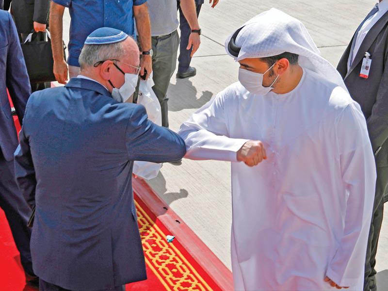 مستشار الأمن القومي الإسرائيلي مودّعاً أحد المسؤولين الإماراتيين في مطار أبوظبي أمس (ا ف ب)