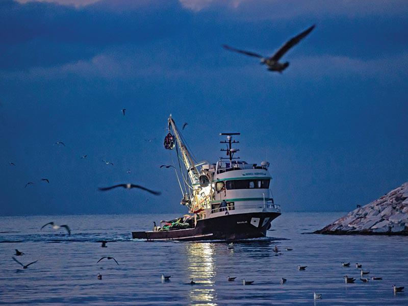 قارب صيد تركي قبالة إسطنبول أمس (أ ف ب)