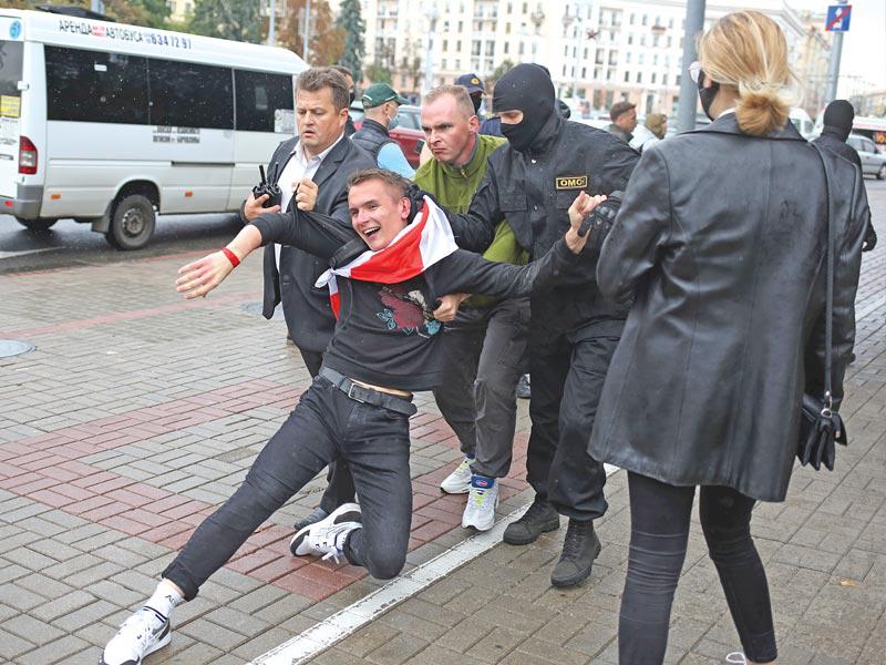 قوة أمنية تعتقل طالباً خلال تظاهرة معارضة للوكاشينكو في مينسك أمسt (رويترز)